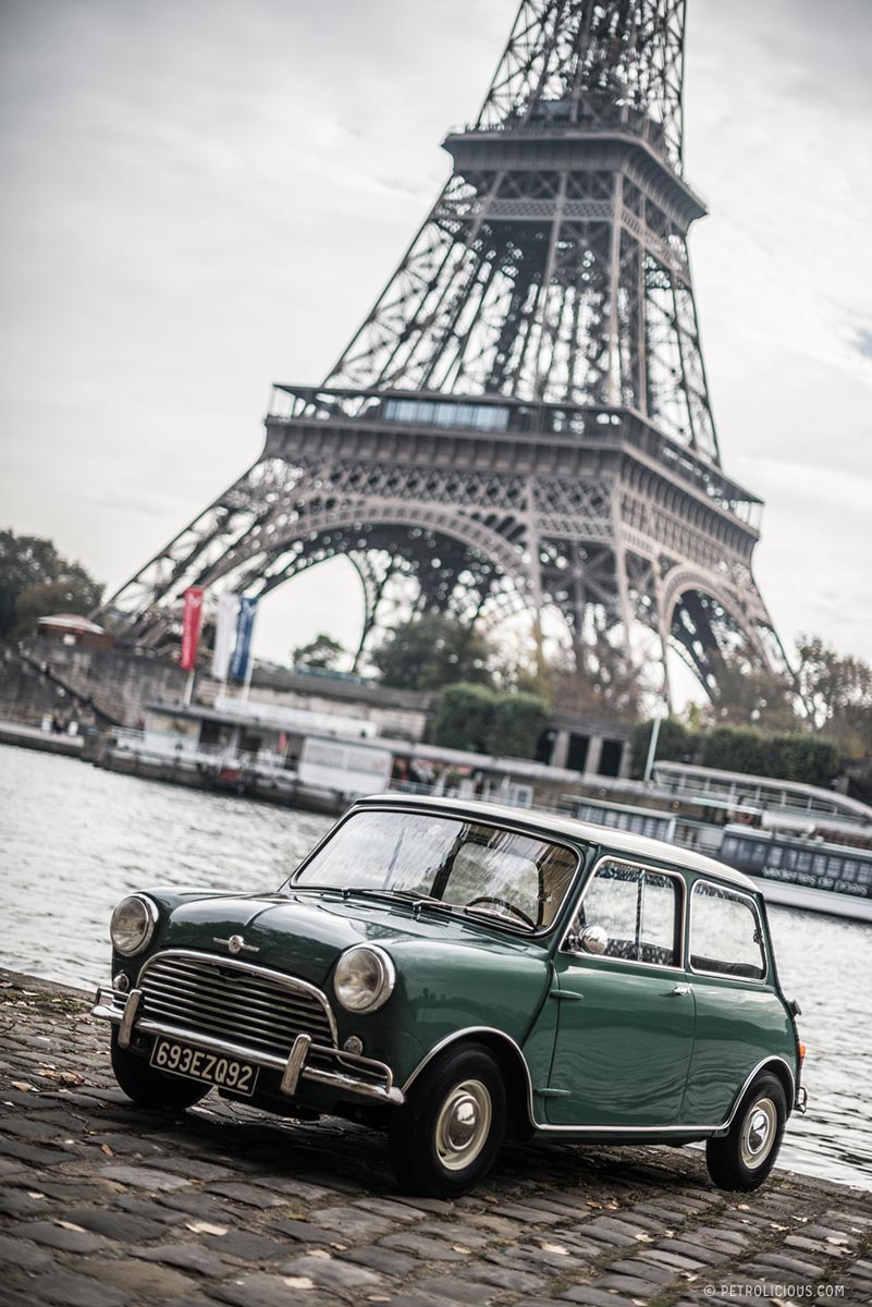 En Mini foran Eiffeltårnet i Paris