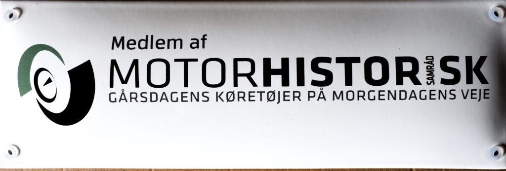 Møder du et af disse emaljeskilte, så er du på besøg på et museum der er med i Motorhistorisk Samråds museumsnetværk, for de danske motormuseer.
