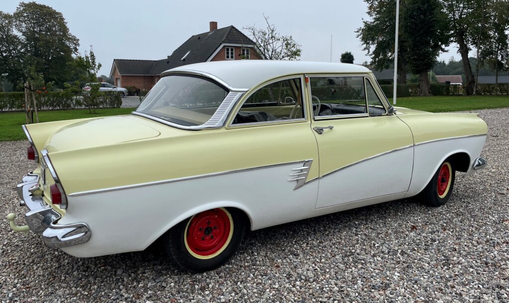 Denne smukke Ford Taunus P2, årgang 1960, blev uforvarende involveret i et uheld der betyder at den nok aldrig kommer på vejen igen. Ejeren fik dog lov at købe bilen tilbage efter totalskaden. Læs her hvordan man gør det. Tør du scrolle ned og se et nyere billede af bilen?