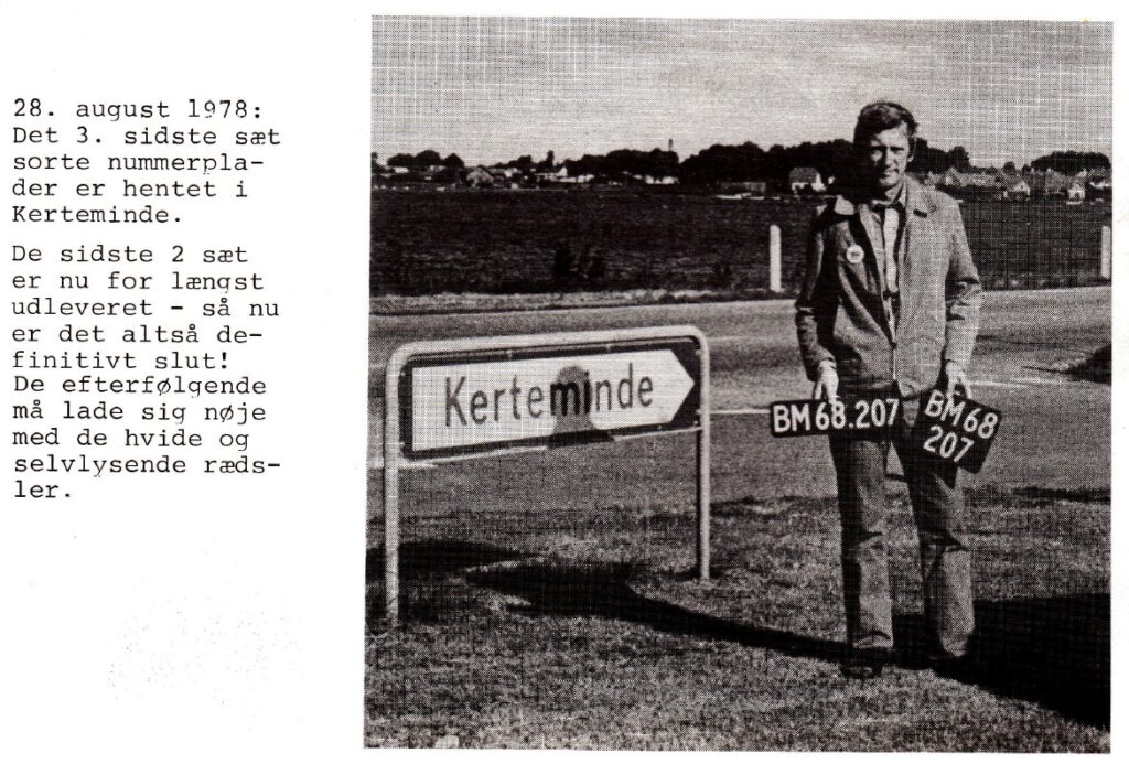 Fra Ford A Nyt nummer 2 1978 med en notits om at det er lykkedes et medlem at redde sig et af de sidste sæt emaljeplader. Det var med kvadratisk bagplade som nok passer meget godt bag på en Ford A.