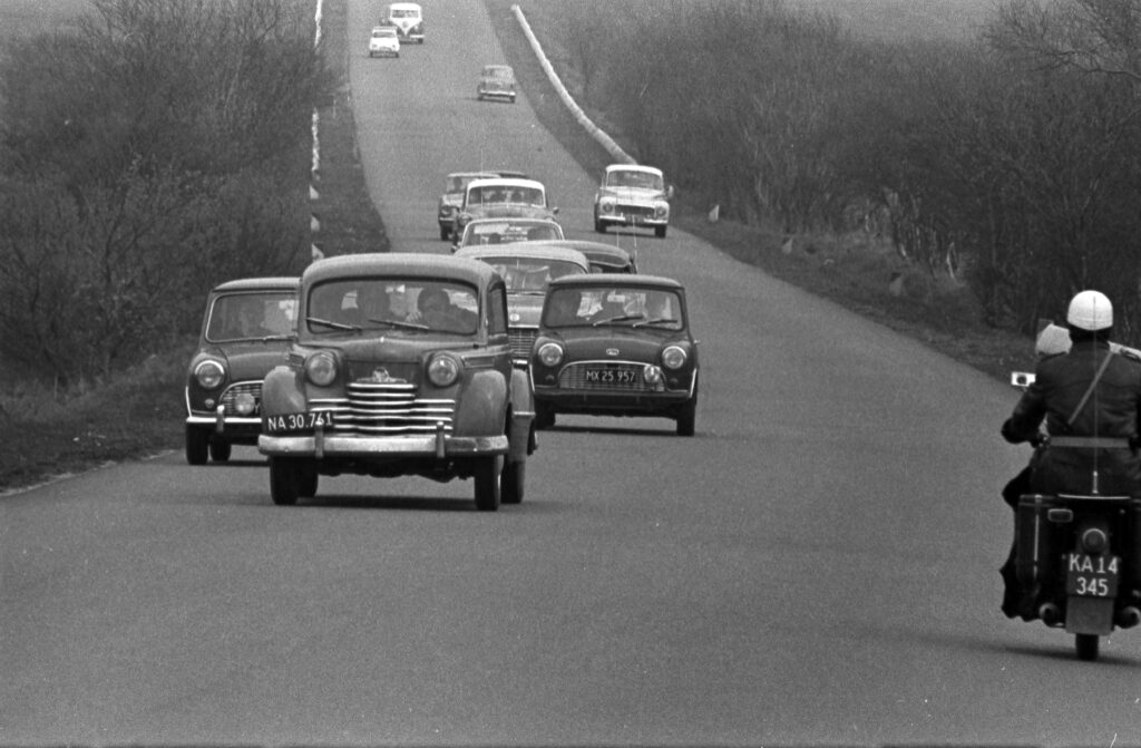 “Æggeskallen” fra København patruljerer her på Hovedvej A1/E66 (i dag rute 191) Grimstrupvej lige øst for Korskro. Vi ser et pænt udvalg af lokale nummerplader. Foto Holger Møller-Nielsen arkiv: Morten Alstrup