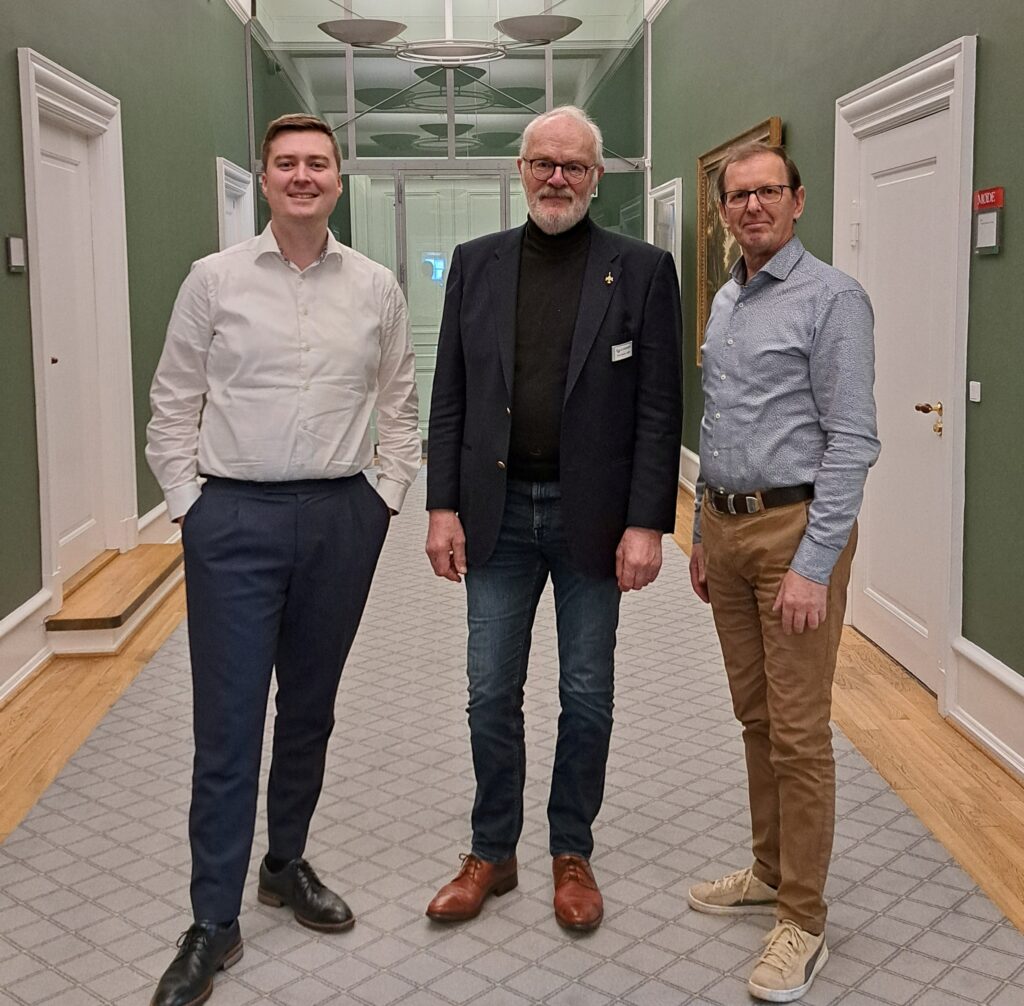 MF Frederik Bloch-Münster (C) med formand Steen Rode-Møller og Sekretariatsleder Johnny B. Rasmussen