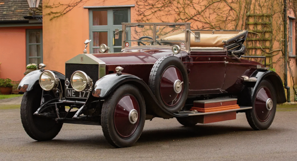 Trods dansk fra ny skal denne Rolls Royce omkring Toldstyrelsens kasseapparat, da den har boet nogle år i England, der i mellemtiden ikke er i EU længere.