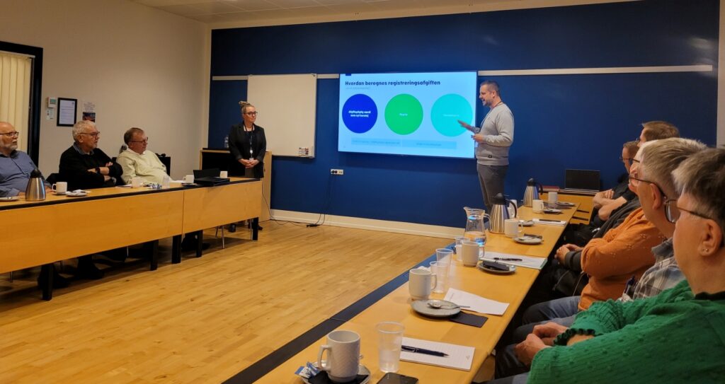 Anja Kahr ser til mens Emil Schaumann forklarer om afgiftsværdifastsættelse