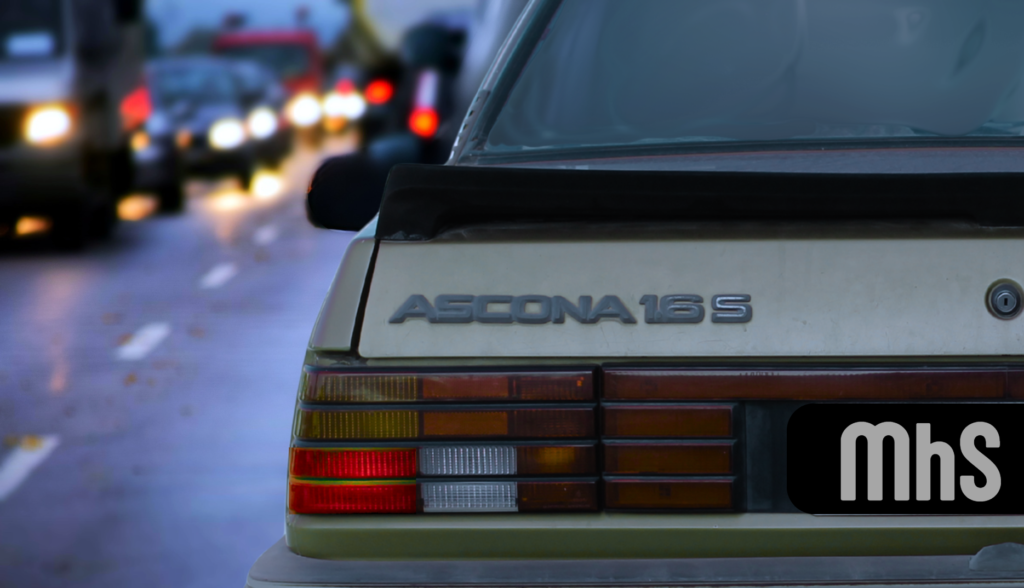 Politikerne er bange for at se mange veteranbiler i hverdagstrafikken. Det hjælper vi dem med at løse, ved at foreslå at veteranregistreringen også bør gælde på afgiftsområdet. Hvis de så til gengæld vil komme os i møde med at få lappet veteranafgifterne.