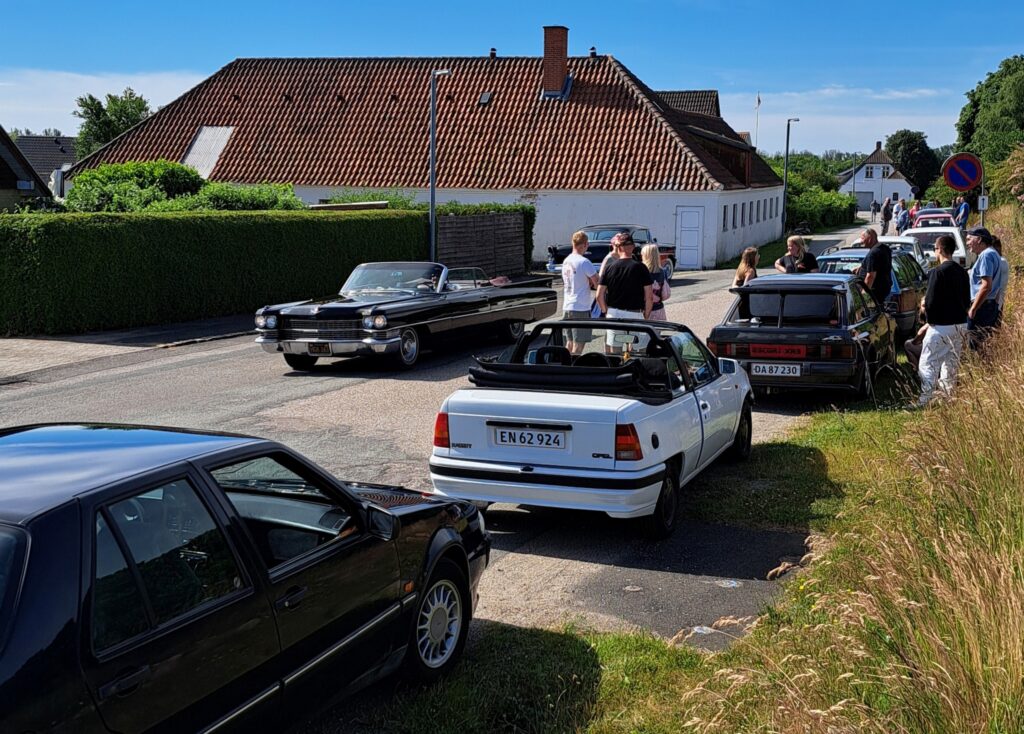 Et billede fra afgangen i Korsør, hvor den ældste var en VW fra 1959, og nyeste en Saab 9000 fra 1994. Der var lige så stor aldersspredning på deltagerne.